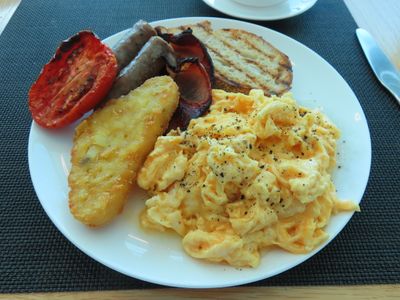Qantas first lounge Melbourne airport breakfast