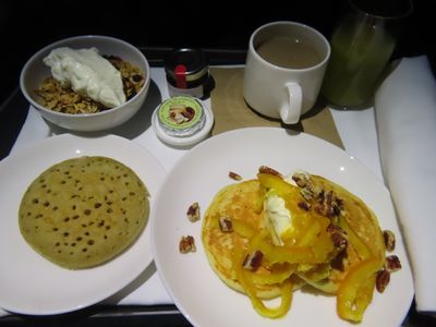 Qantas Melbourne to Los Angeles in business breakfast