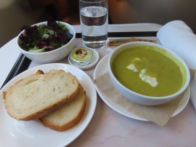 Qantas business class Melbourne to Jakarta