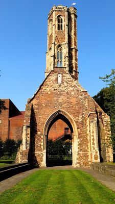 Greyfriars Church, World war memorial garden.jpg