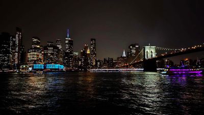 Manhattan skyline from Brooklyn Bidge.jpg