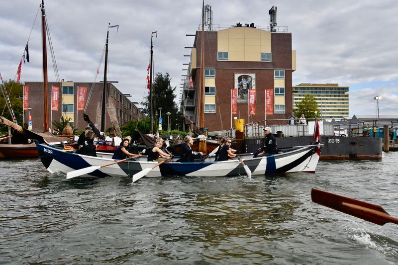 Kweekschool v.d. Zeevaart Roeiploeg Oud-Kwekelingen en Roeiploeg 't Kaagschuim van KWV De Kaag, Warmond