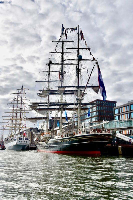 Kweekschool v.d. Zeevaart Roeiploeg Oud-Kwekelingen en Roeiploeg 't Kaagschuim van KWV De Kaag, Warmond