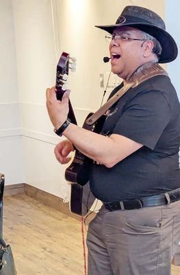 Jorge serenating