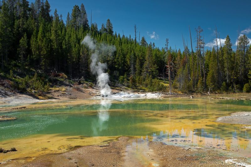 Crackling Lake, Norris Porcelain Basin