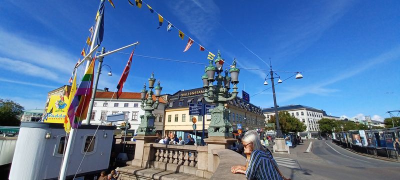 The Avenue (formerly Kingsgate Avenue), the main boulevard of Gothenburg starts here at Vallgraven (The Moat)
