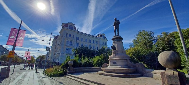 Avenue 1 with Olivia Avenyn Restaurant just behind John Ericsson Statue