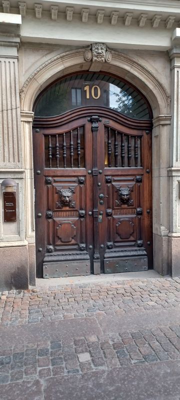 Massive wood carved door at Västra Hamngatan 10