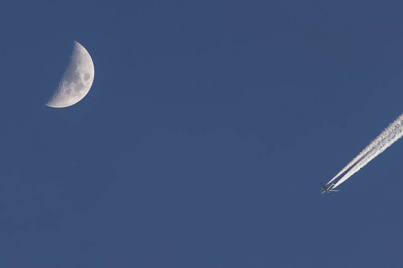 11/29/2022  Air China Boeing 777-39LER #63352  B-7952 flies by the Moon