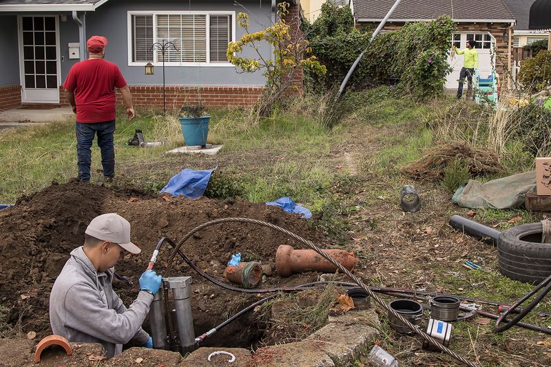 Trenchless sewer pipe replacement by pipe bursting