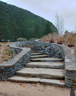 Steps to an enormous hedge
