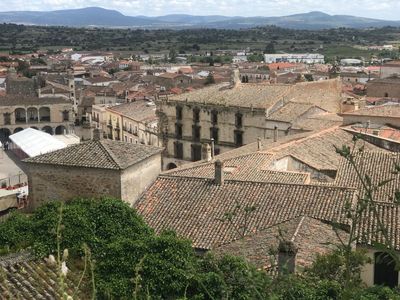 La forteresse est construite au sommet d'une grande colline