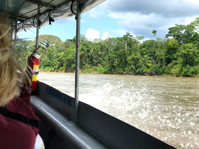 En pirogue motoris vers Sani Lodge