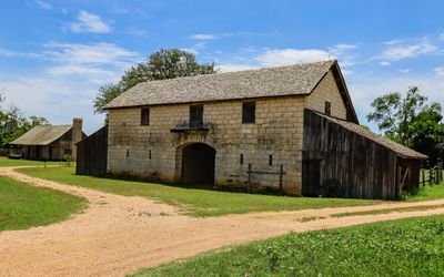 Bruckner Barn with the Dogtrot Cabin in the background in Lyndon B. Johnson HP