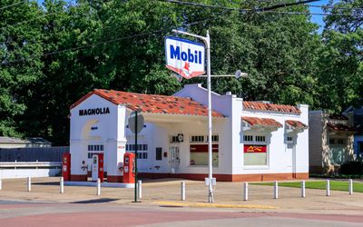 Magnolia Mobile Service Station and student gathering place in Little Rock Central HS NHS