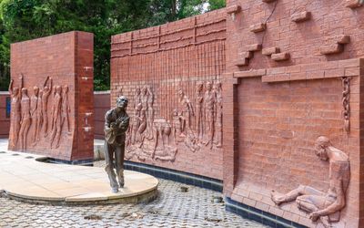 Memorial Wall and statue at the visitor center in Andersonville NHS