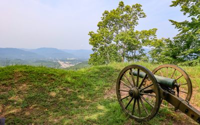 Cannon and earthen fortification of Fort McCook in Cumberland Gap NHP