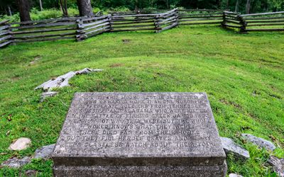 Tablet honoring fallen Confederate soldiers in Mill Springs Battlefield NM