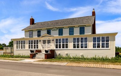 The Sleeping Bear Inn (1857) in the Glen Haven Historic Village in Sleeping Bear Dunes NL