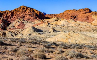 Red and white sandstone formations along the Fire Canyon Road in Valley of Fire SP