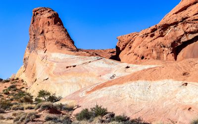 Large sandstone formation along the White Domes Loop Trail in Valley of Fire SP