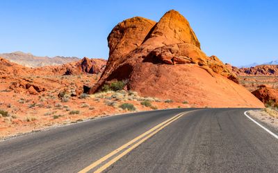 A large red sandstone formation along the White Domes Road in Valley of Fire SP