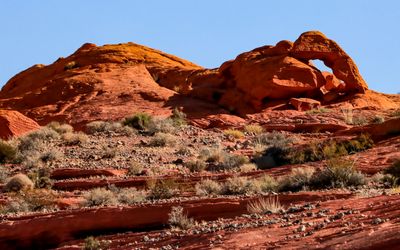 Sandstone arch along the Valley of Fire Road in Valley of Fire SP