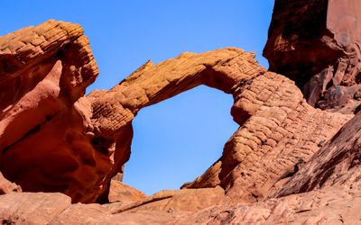 Arch Rock sandstone formation in Valley of Fire SP