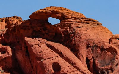Closeup of a sandstone arch near the West Entrance in Valley of Fire SP