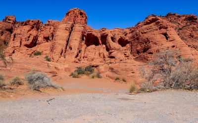 Red sandstone cliffs along the Valley of Fire Road in Valley of Fire SP