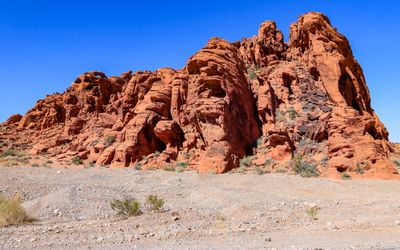 Sandstone formation and an arch along the Valley of Fire Road in Valley of Fire SP