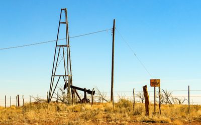 A small oil derrick near Meteor Crater in central Arizona 