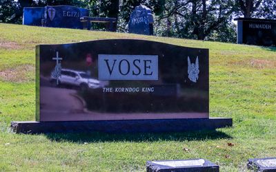 Tombstone of The Korndog King in Springfield, Illinois 