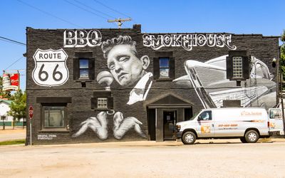 BBQ restaurant mural along Route 66 in Springfield, Illinois