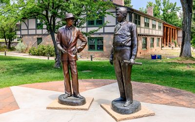 Dr. J. Robert Oppenhiemer and General Leslie Groves sculptures in Manhattan Project NHP