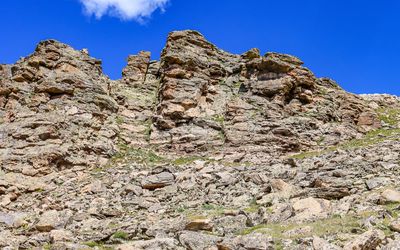 Rocky ledge above the Trail Ridge Road in Rocky Mountain NP