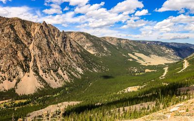 Looking into the glacial valley from along the Beartooth Highway