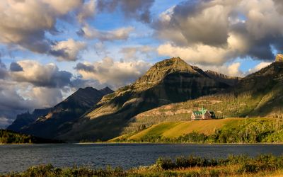 View of the Prince of Wales Lodge high above the Upper Waterton Lake in Waterton Lakes NP
