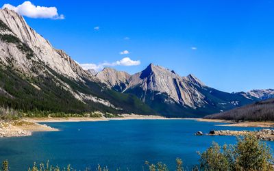 Medicine Lake and surrounding mountains in Jasper NP
