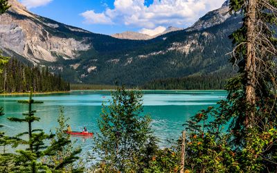 The aptly named Emerald Lake in Yoho NP