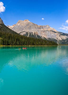 Emerald Lake framed by President Mountain in Yoho NP