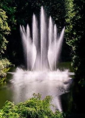 View of the Ross Fountain in Butchart Gardens