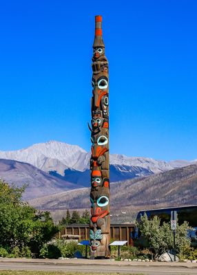Totem Pole with mountains in the distance in Jasper