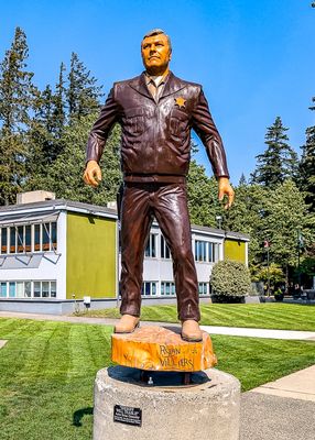 First Blood star Brian Dennehy carving in Hope, British Columbia