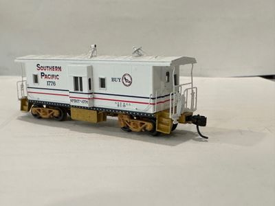 SP Bicentennial Bay Window Caboose 3.jpg