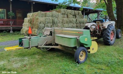 John Deere 336 Baler
