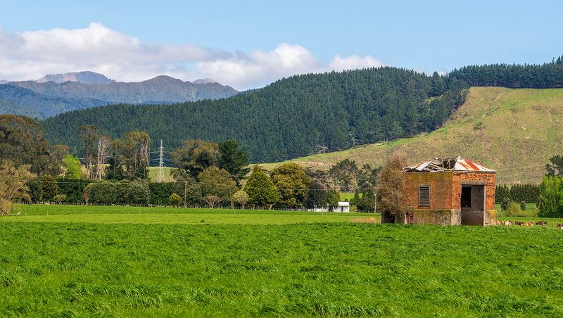 Disused building in Shannon with Tararua's in background