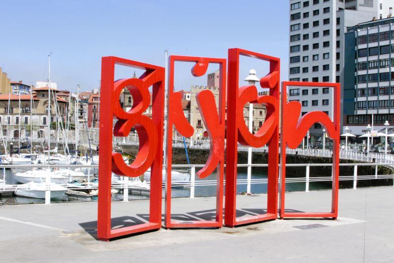 Las Letronas (The Letters) near the marina welcome us to Gijon