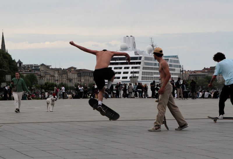 Off I went down the waterfront promenade. (Fun & games)
