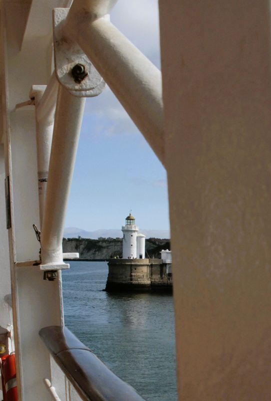 Algorta through ship metal